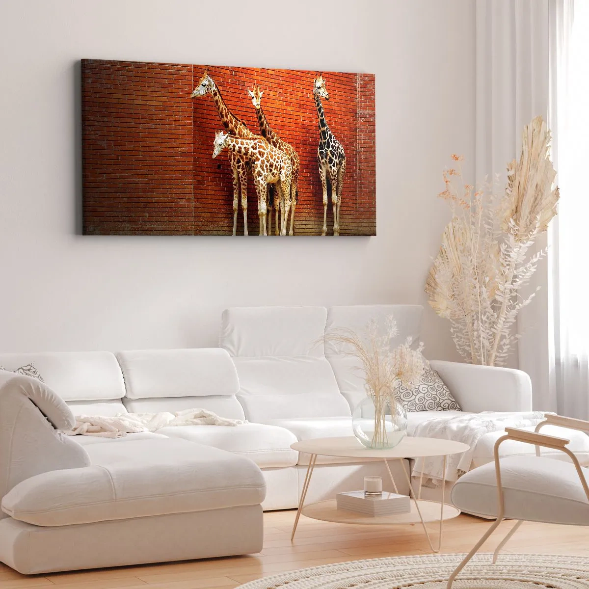 Impression sur toile - Image sur toile - Quatre girafes contre un mur de briques dans un décor artistique - 160x50cm - Voyez-vous des acacias ? - Décoration murale moderne pour le salon et la chambre ARTTOR