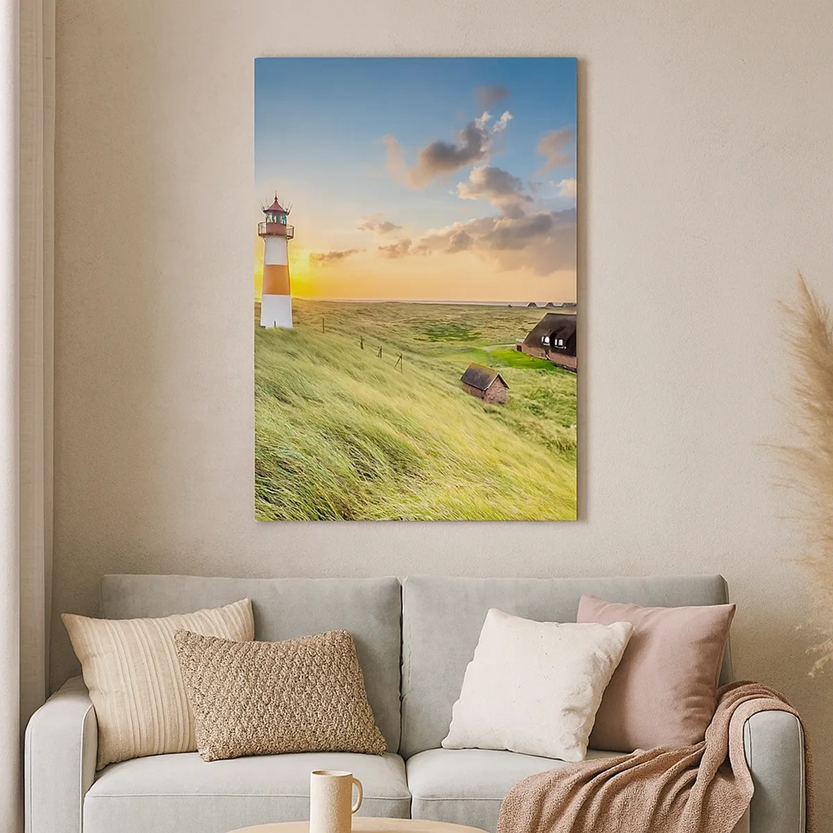 Impression sur toile - Image sur toile - Un phare avec des prairies et des maisons au soleil en arrière-plan - 50x70cm - Entre les vagues - Décoration murale moderne pour le salon et la chambre ARTTOR