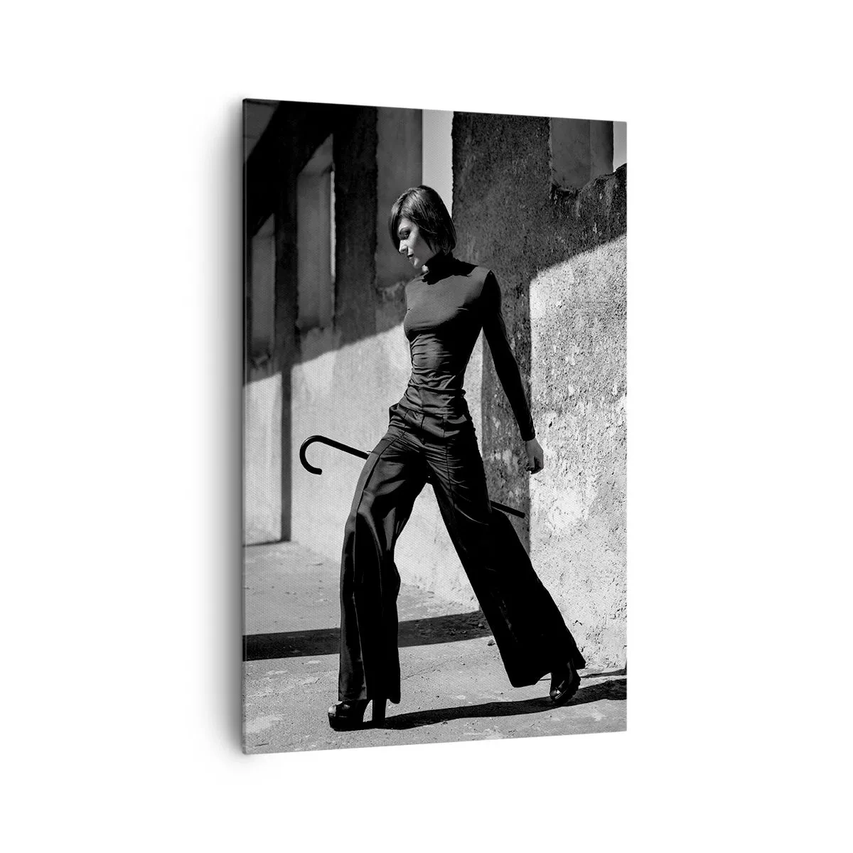 Impression sur toile - Image sur toile - Femme élégante dans un environnement industriel - 80x120cm - Élégance urbaine - Décoration murale moderne pour le salon et la chambre ARTTOR