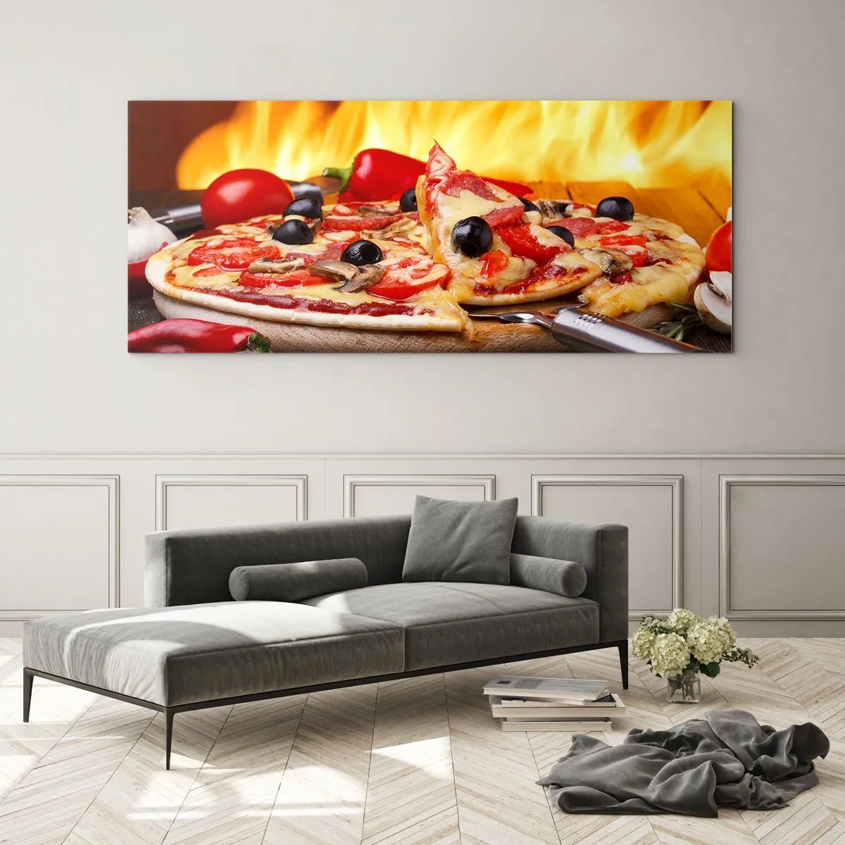 Impression sur verre - Image sur verre - Pizza aux olives, tomates et poivrons sur fond de flammes - 160x50cm - From Italy with love - Décoration murale moderne pour le salon et la chambre ARTTOR