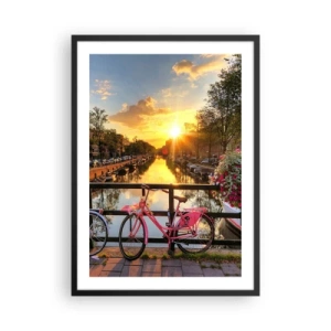 Affiche dans un cadre noir - Poster - Un vélo rose sur un pont au-dessus d'un canal au coucher du soleil - 50x70cm - Matin de printemps à Amsterdam - Décoration murale moderne pour le salon et la chambre ARTTOR