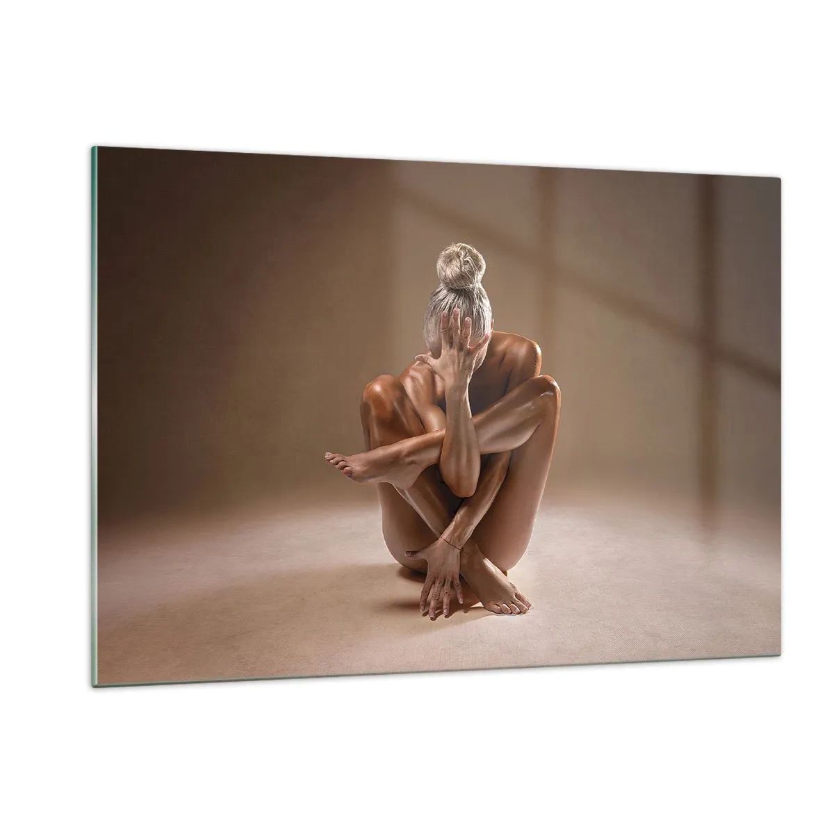 Impression sur verre - Image sur verre - Une femme sensuelle dans une pose artistique sur un fond d'ombre. - 120x80cm - Unité du corps et de l'âme - Décoration murale moderne pour le salon et la chambre ARTTOR