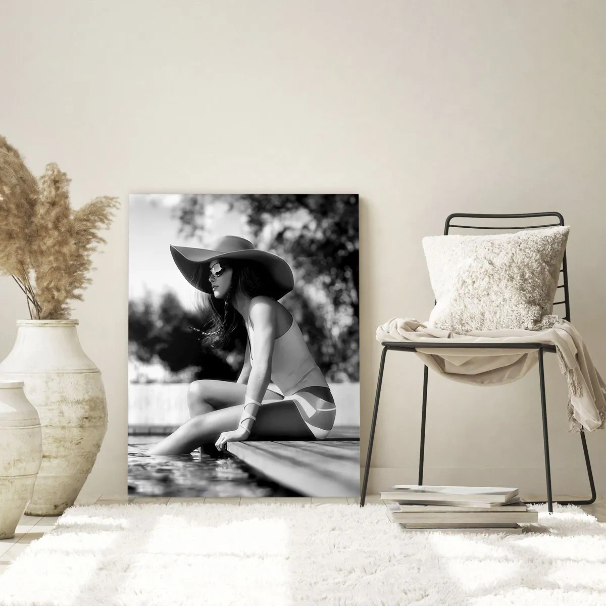 Impression sur verre - Image sur verre - Femme au chapeau au bord de la piscine en noir et blanc - 70x100cm - Rêve d'été - Décoration murale moderne pour le salon et la chambre ARTTOR