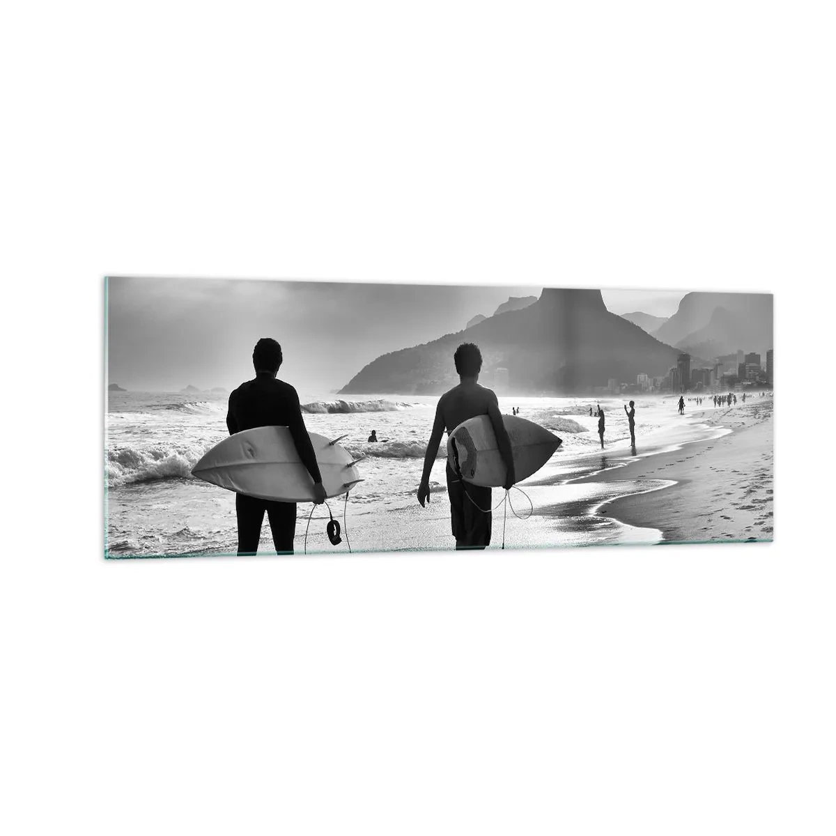 Impression sur verre - Image sur verre - Deux surfeurs marchant sur la plage avec leurs planches en noir et blanc. - 140x50cm - Samba sur une vague - Décoration murale moderne pour le salon et la chambre ARTTOR