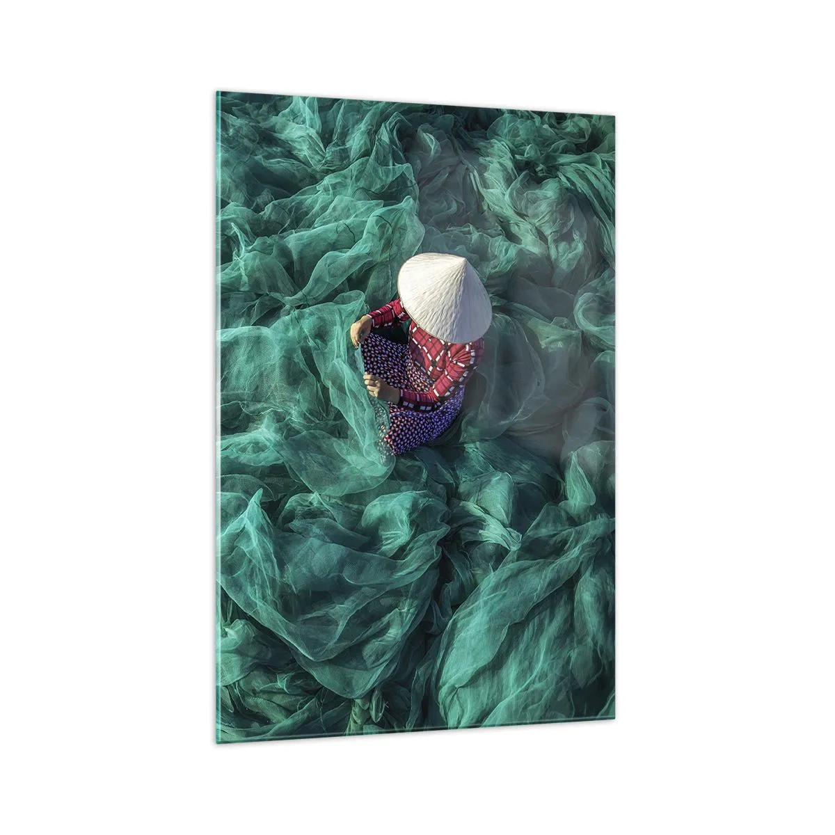 Impression sur verre - Image sur verre - Une personne avec un chapeau parmi des filets de pêche verts - 70x100cm - Dans une mer de filet - Décoration murale moderne pour le salon et la chambre ARTTOR