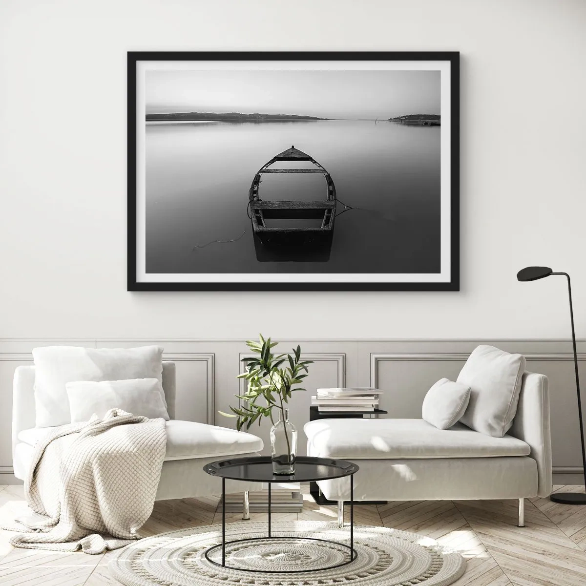 Affiche dans un cadre noir - Poster - Un bateau solitaire sur un lac calme dans des tons de noir et blanc - 100x70cm - Nostalgie et mélancolie - Décoration murale moderne pour le salon et la chambre ARTTOR