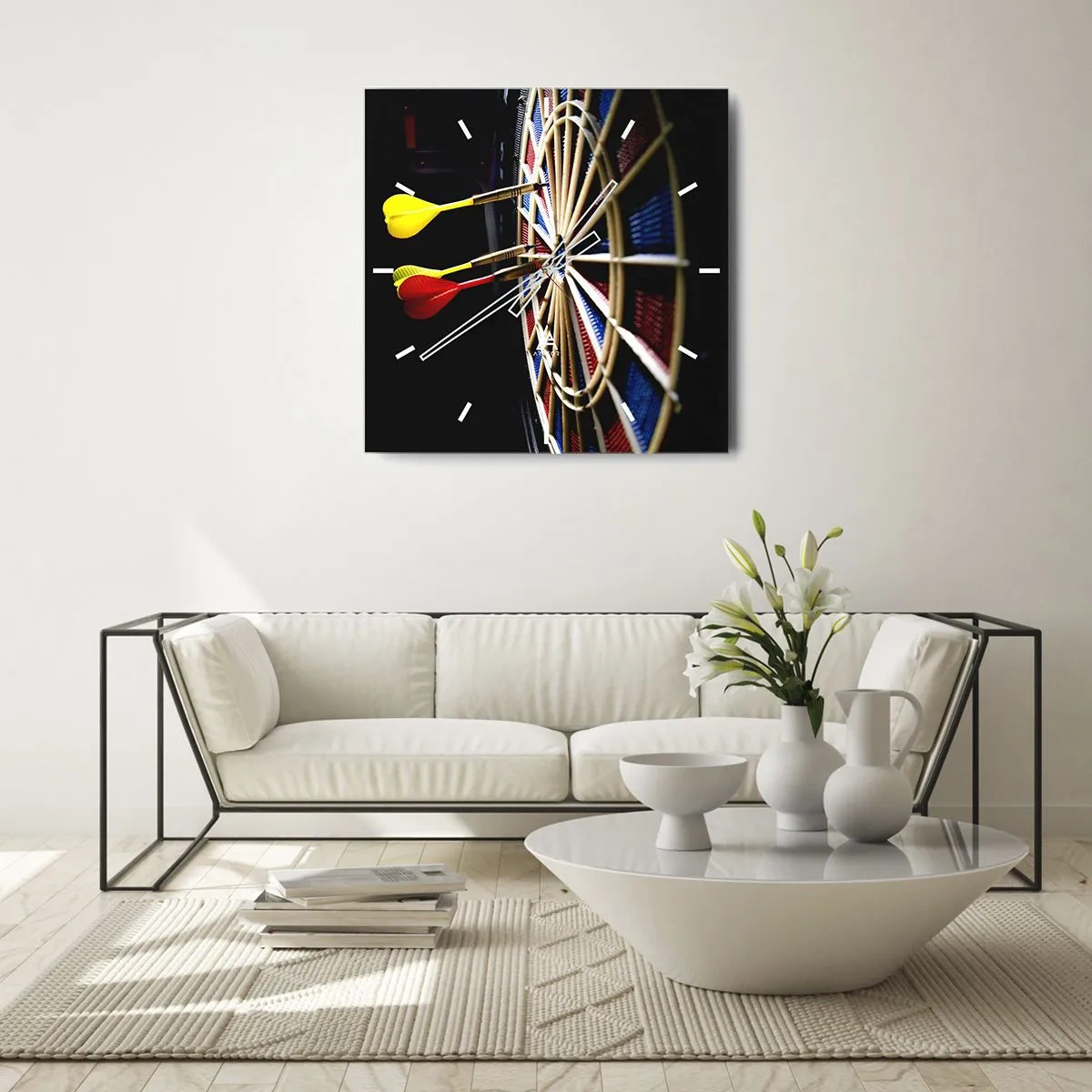 Horloge murale - Pendule murale - Un jeu de fléchettes avec des fléchettes frappées sur un fond noir - 30x30cm - Droit au but - Décoration murale moderne pour le salon et la chambre ARTTOR