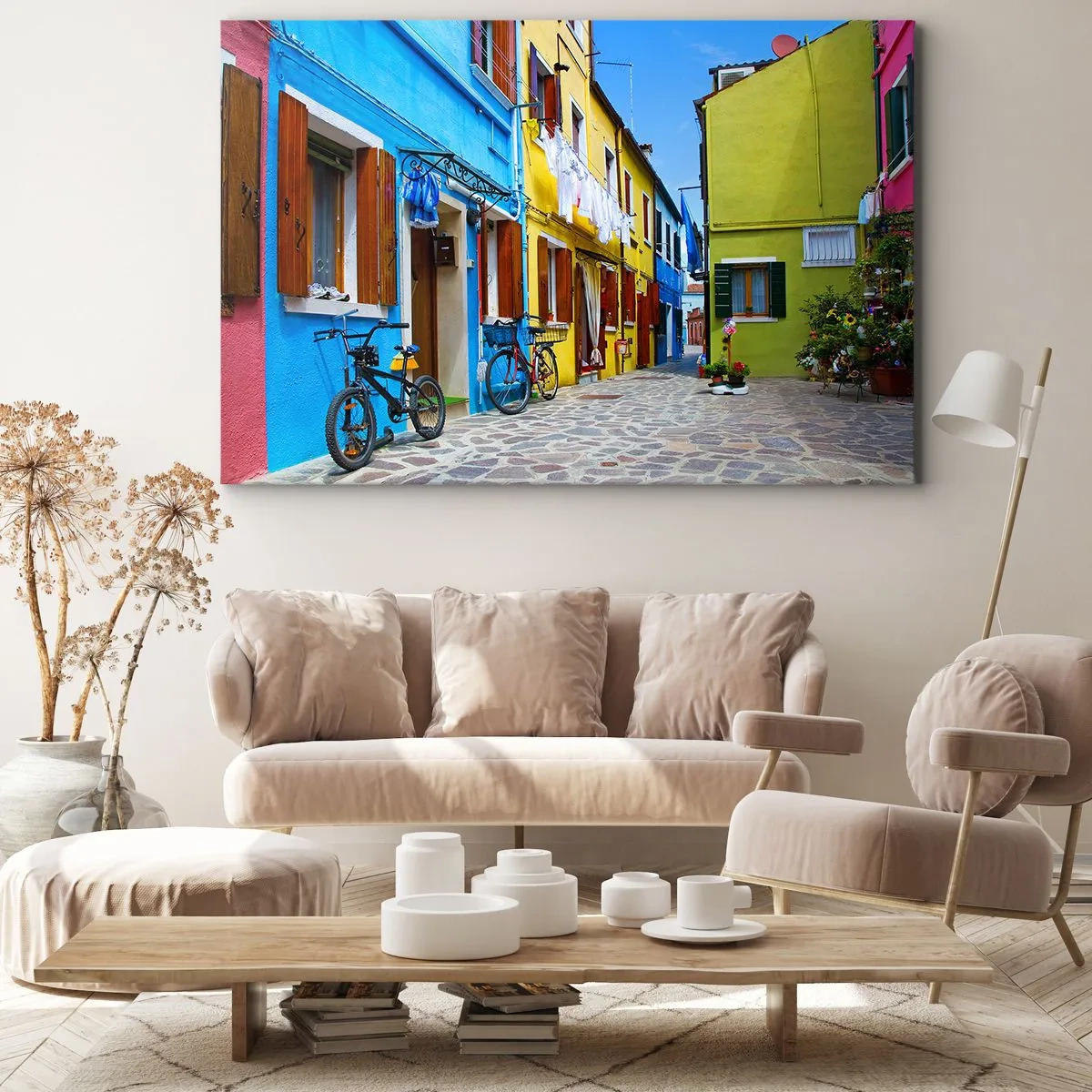 Impression sur toile - Image sur toile - Une rue colorée avec des vélos parmi des bâtiments pastel - 120x80cm - Pastel, douce ruelle - Décoration murale moderne pour le salon et la chambre ARTTOR