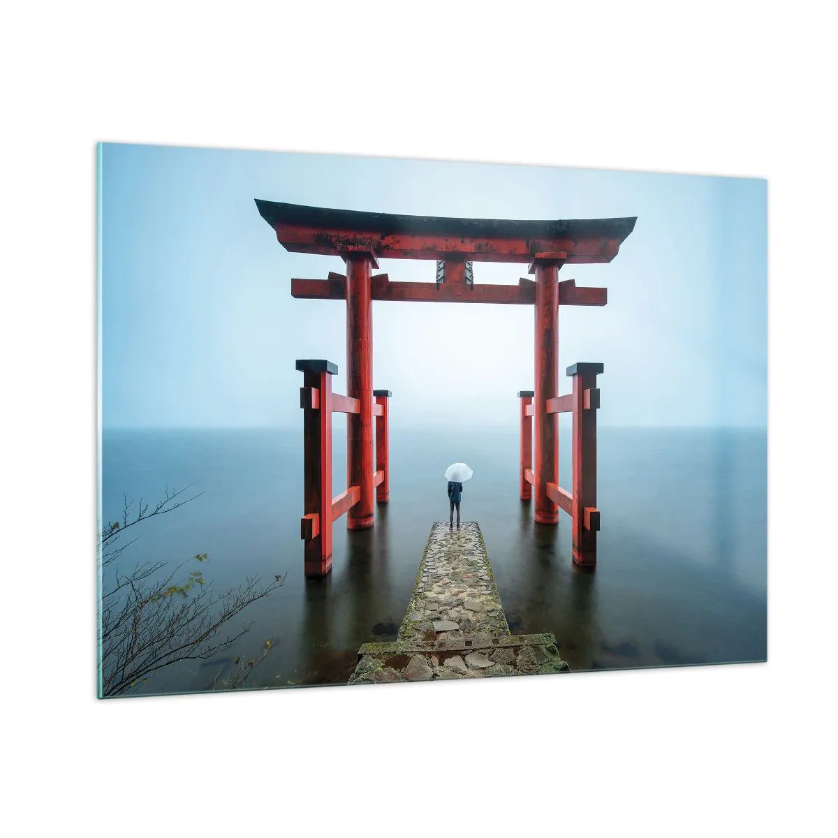 Impression sur verre - Image sur verre - Un torii rouge sur une eau calme dans un décor brumeux - 100x70cm - Rêverie japonnaise - Décoration murale moderne pour le salon et la chambre ARTTOR