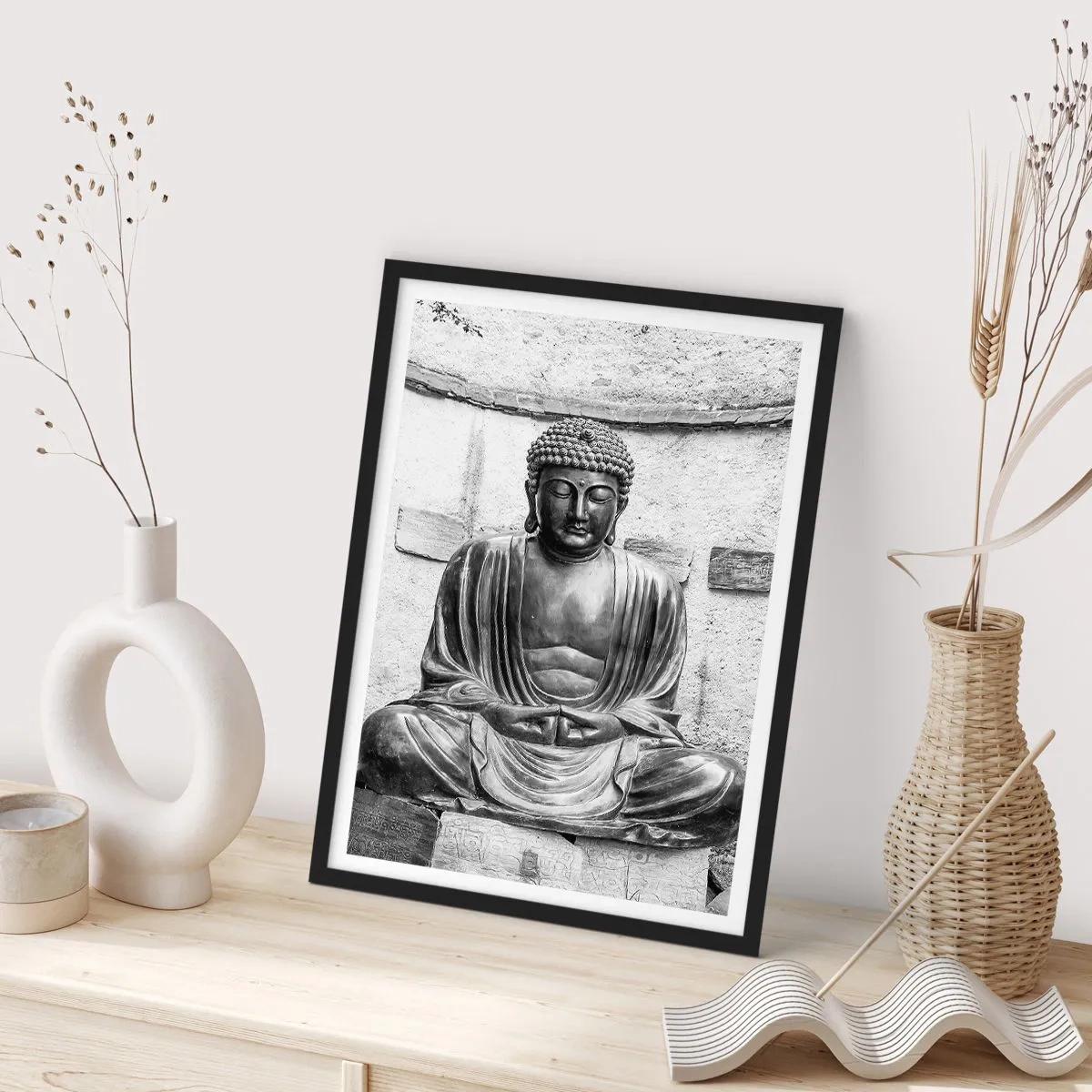 Affiche dans un cadre noir - Poster - Une sculpture de Bouddha en position méditative dans des tons monochromes - 50x70cm - A la source de la paix - Décoration murale moderne pour le salon et la chambre ARTTOR