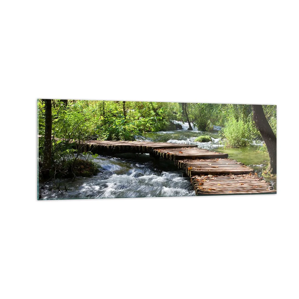 Impression sur verre - Image sur verre - Un pont en bois sur un ruisseau tumultueux entouré par la verdure de la forêt. - 140x50cm - Au-dessus de la cascade mousseuse - Décoration murale moderne pour le salon et la chambre ARTTOR