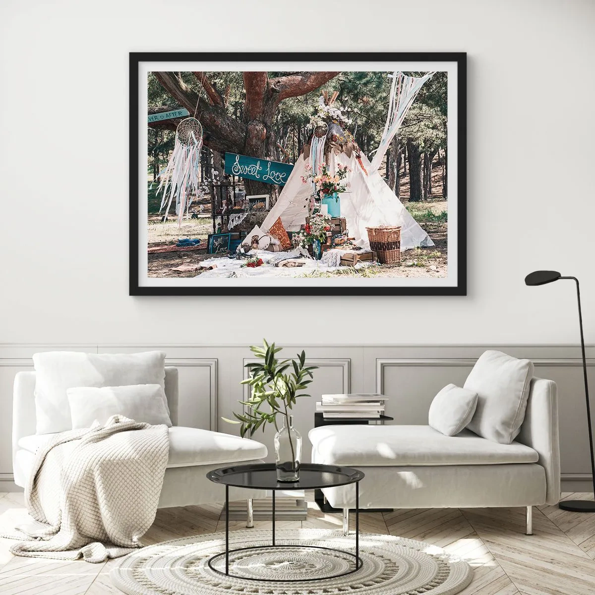 Affiche dans un cadre noir - Poster - Décoration bohème avec un tipi dans la forêt - 70x50cm - Make love… - Décoration murale moderne pour le salon et la chambre ARTTOR