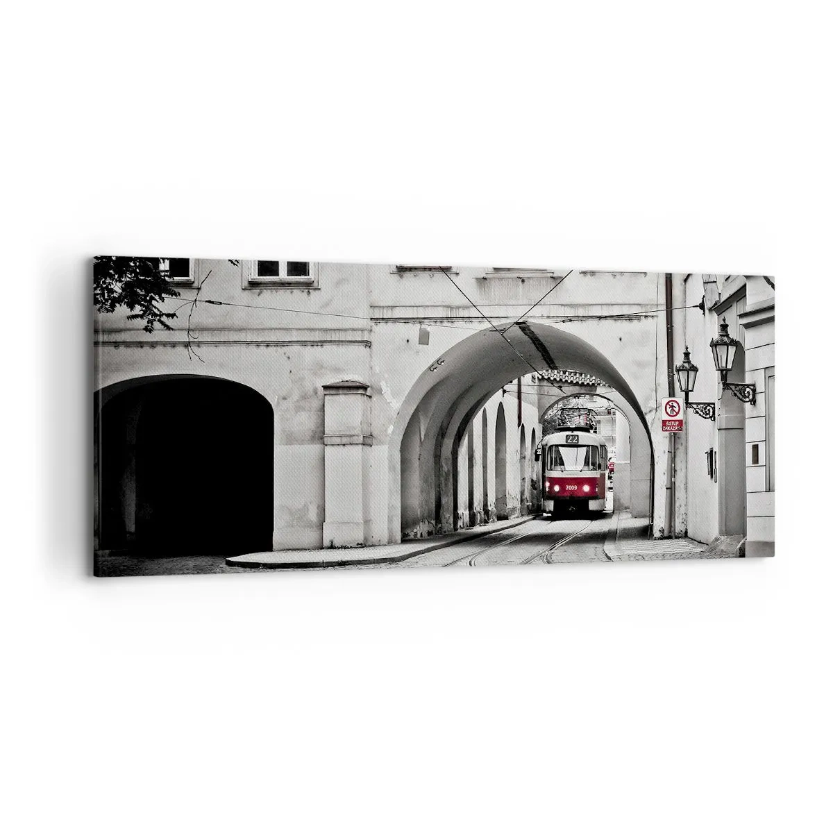 Impression sur toile - Image sur toile - Un tramway noir et blanc dans une rue historique de la ville - 120x50cm - Dans le labyrinthe de la ville - Décoration murale moderne pour le salon et la chambre ARTTOR