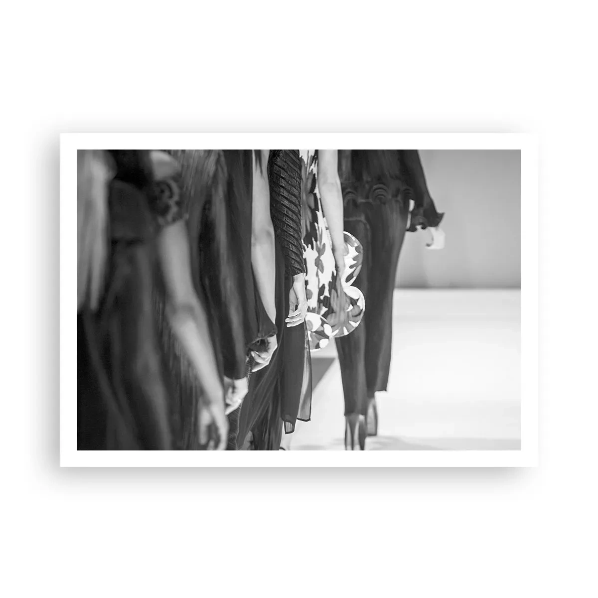 Affiche - Poster - Une scène de défilé en noir et blanc montrant les détails des robes et des silhouettes des mannequins. - 100x70cm - Un défilé stylé - Décoration murale moderne pour le salon et la chambre ARTTOR