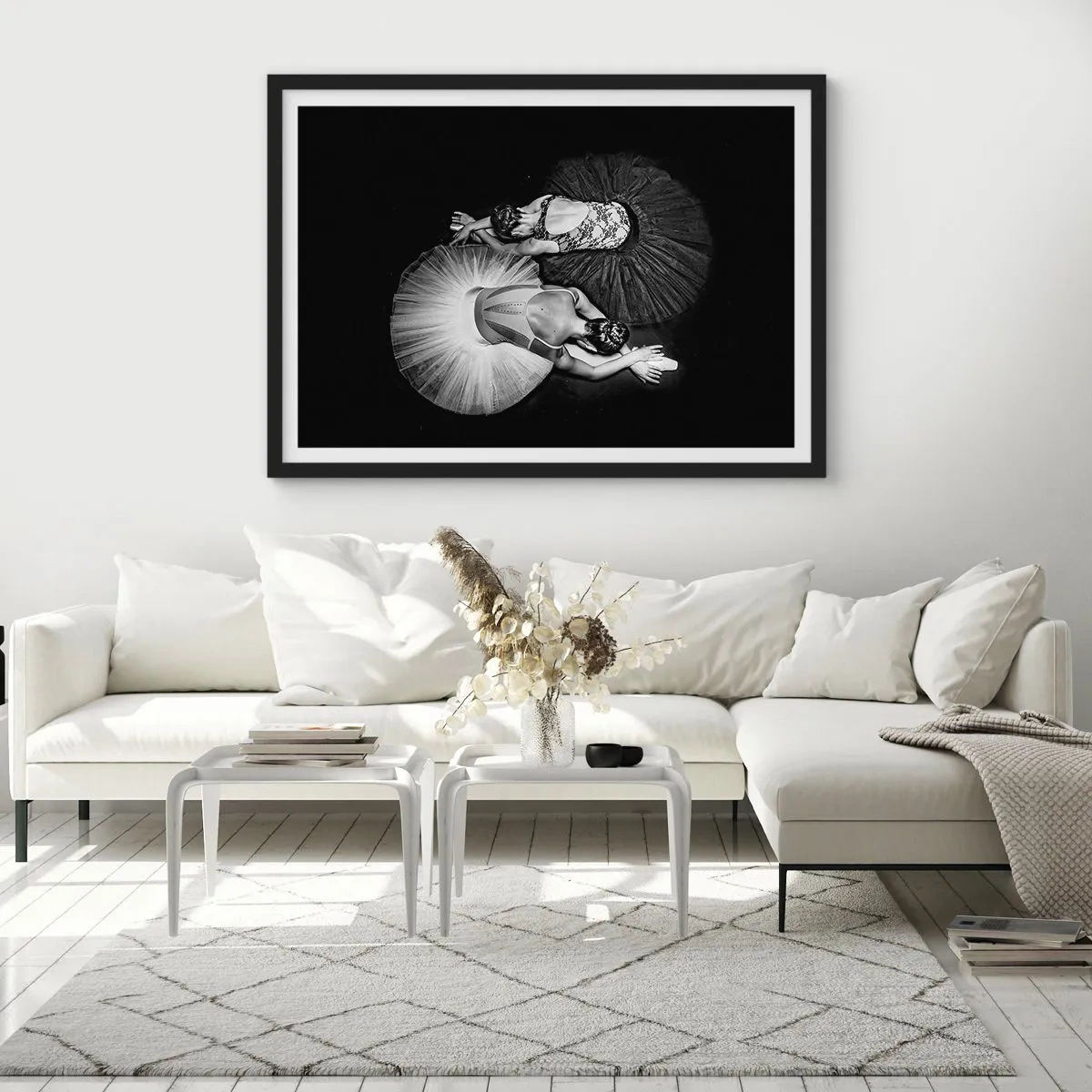 Affiche dans un cadre noir - Poster - Une image en noir et blanc de deux ballerines dans une pose dynamique. - 100x70cm - Jin et jang – équilibre idéal - Décoration murale moderne pour le salon et la chambre ARTTOR