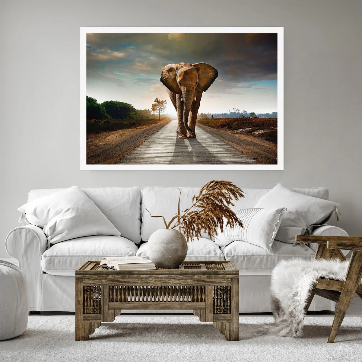 Affiche - Poster - Un éléphant marchant le long d'une route à travers un paysage au coucher du soleil - 100x70cm - Et pas du tout en porcelaine - Décoration murale moderne pour le salon et la chambre ARTTOR