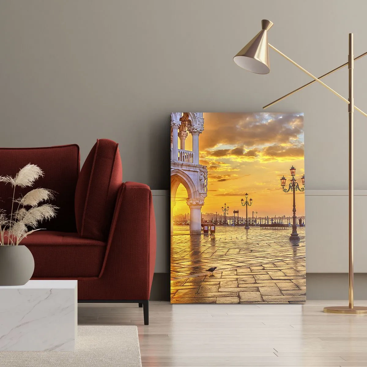 Impression sur toile - Image sur toile - Coucher de soleil doré sur la place de la ville avec des arcades et des lampes - 70x100cm - Où est tout le monde? - Décoration murale moderne pour le salon et la chambre ARTTOR