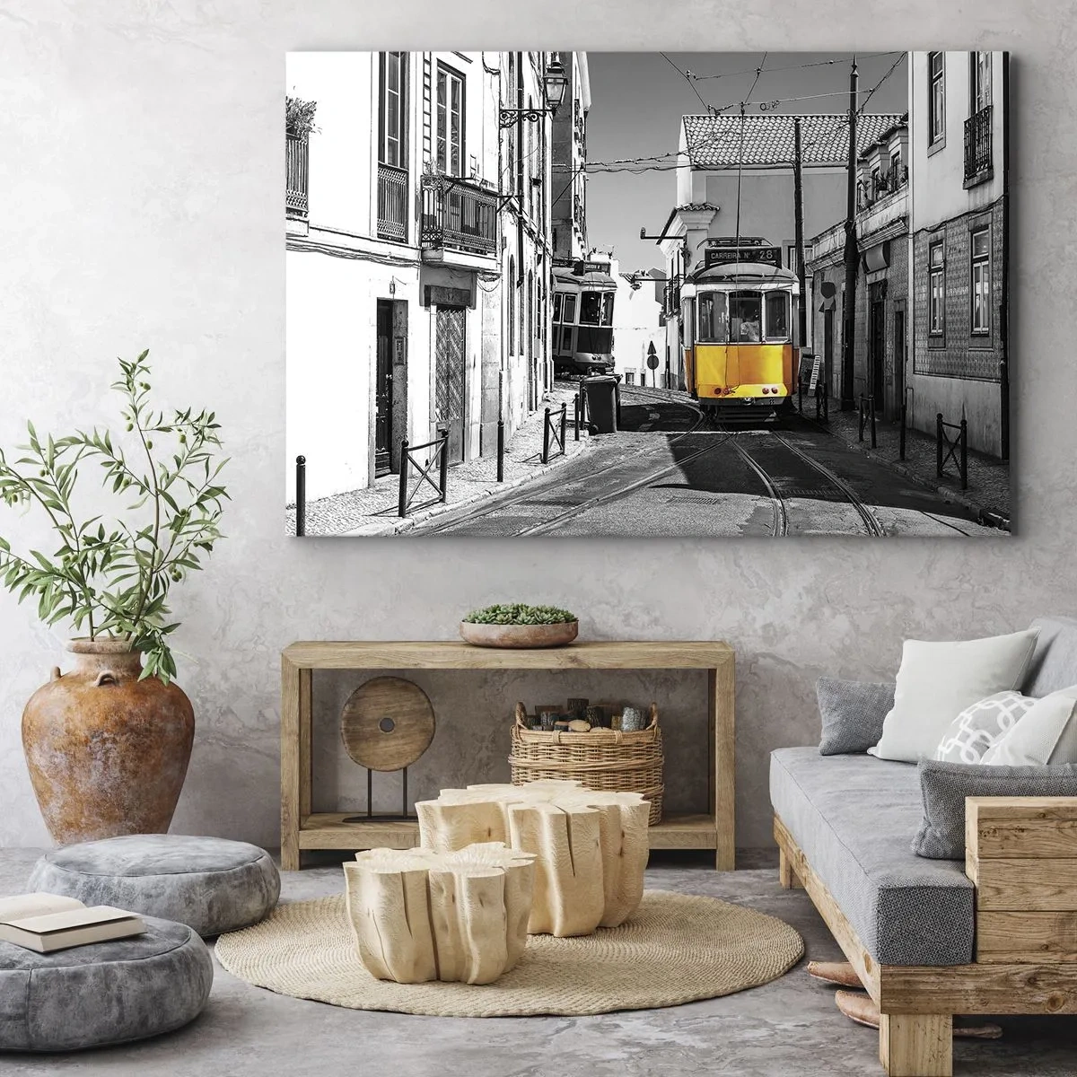 Impression sur toile - Image sur toile - Un tramway jaune dans les rues de Lisbonne dans un décor monochrome - 100x70cm - L'âme de Lisbonne - Décoration murale moderne pour le salon et la chambre ARTTOR