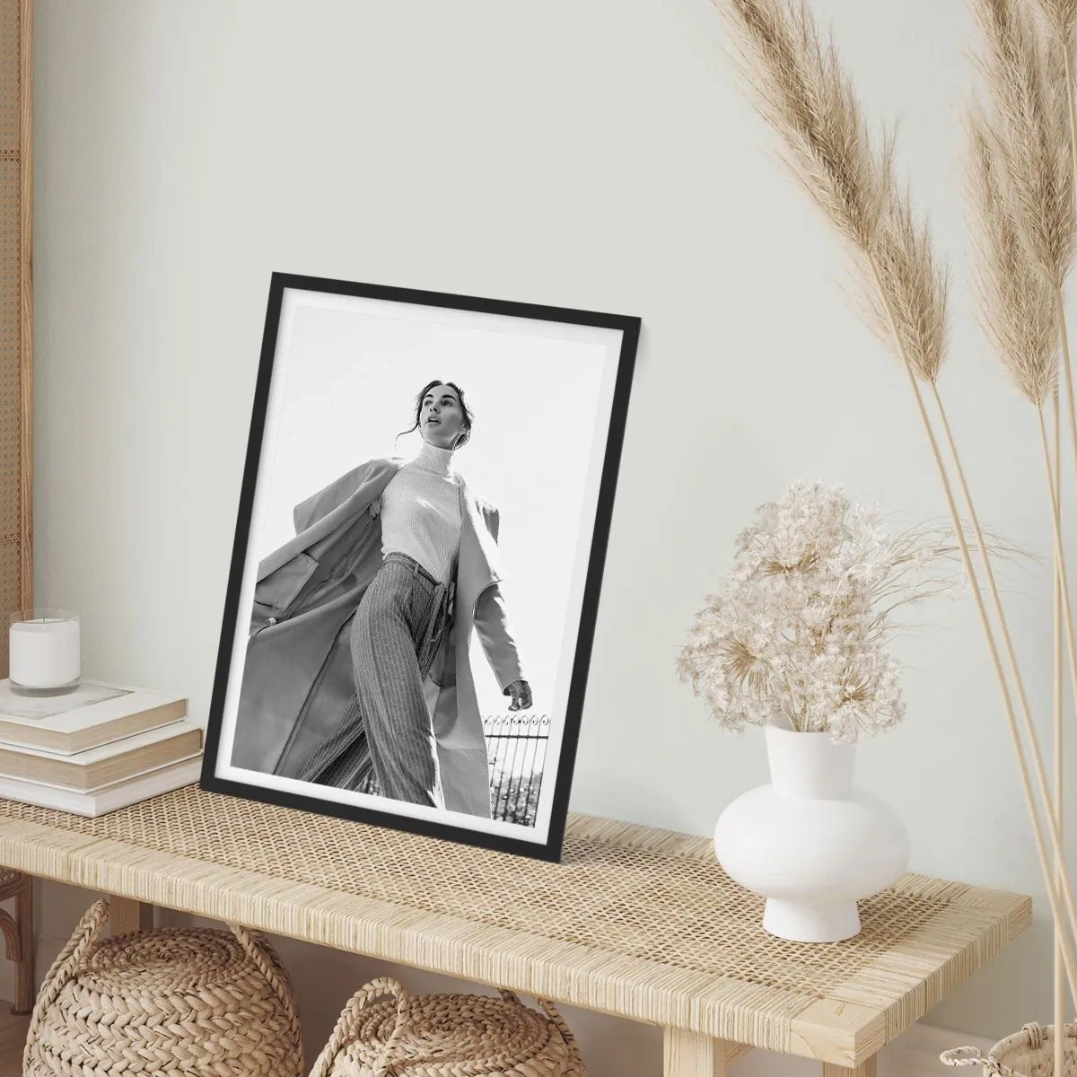 Affiche dans un cadre noir - Poster - Une femme élégante dans un long manteau marche avec assurance - 50x70cm - Tu viens avec moi? - Décoration murale moderne pour le salon et la chambre ARTTOR