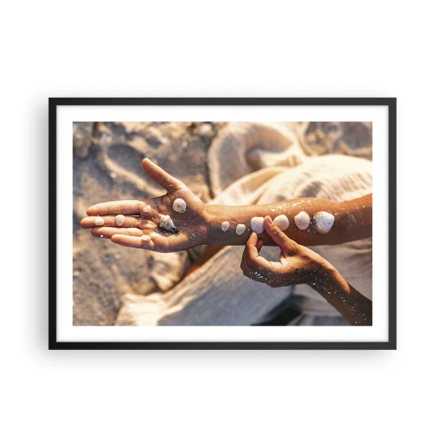Affiche dans un cadre noir - Poster - Mains avec des coquillages disposés sur le fond de sable - 70x50cm - La beauté à portée de main - Décoration murale moderne pour le salon et la chambre ARTTOR