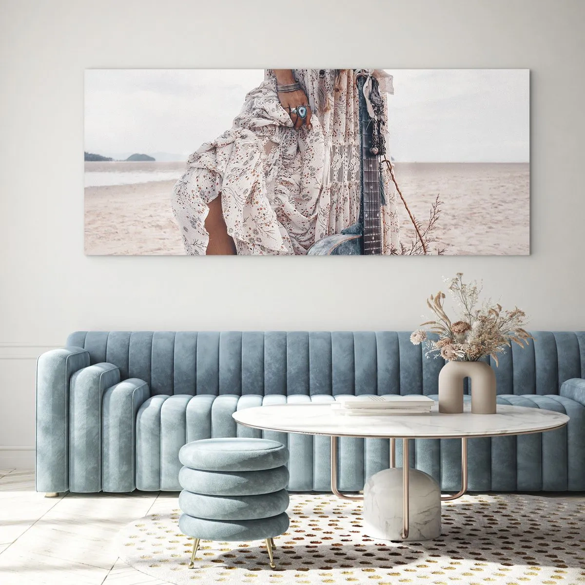 Impression sur verre - Image sur verre - Femme de style bohème avec guitare sur la plage - 140x50cm - Enfant de fleur en route - Décoration murale moderne pour le salon et la chambre ARTTOR