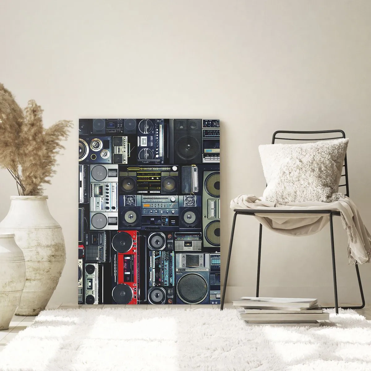 Impression sur verre - Image sur verre - Un collage de radios rétro et de magnétophones sur fond sombre. - 50x70cm - Nostalgie des années 80 - Décoration murale moderne pour le salon et la chambre ARTTOR