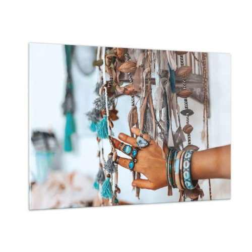 Impression sur verre - Image sur verre - Main avec des bijoux bohèmes touchant une décoration ethnique - 100x70cm - Trésor local - Décoration murale moderne pour le salon et la chambre ARTTOR