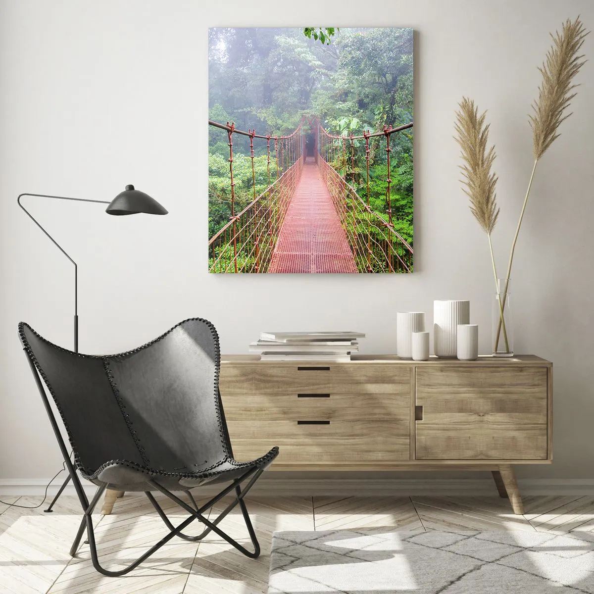 Impression sur verre - Image sur verre - Un pont suspendu rouge au-dessus d'une jungle verte dans le brouillard - 50x70cm - Suspendu sur les couronnes - Décoration murale moderne pour le salon et la chambre ARTTOR