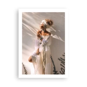 Affiche - Poster - Femme élégante dans une robe bohème contre un mur clair - 50x70cm - Le soleil et la fille - Décoration murale moderne pour le salon et la chambre ARTTOR