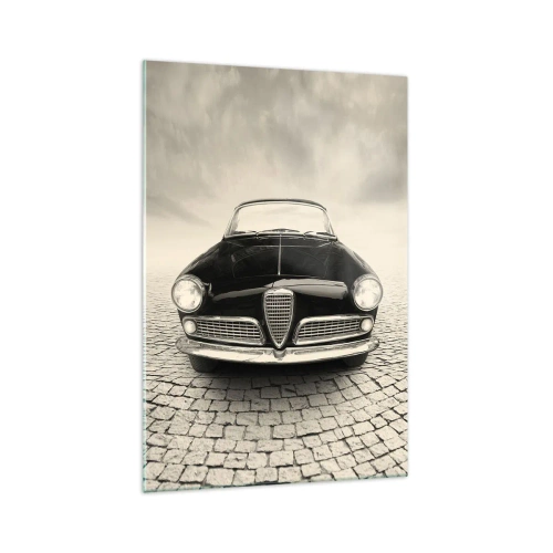 Impression sur verre - Image sur verre - Une voiture classique sur une place pavée dans un style monochrome - 70x100cm - Et alors! Tu ne m'aime pas? - Décoration murale moderne pour le salon et la chambre ARTTOR