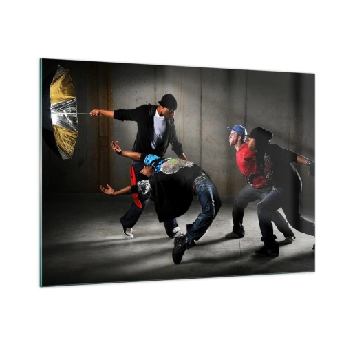 Impression sur verre - Image sur verre - Un groupe de danseurs dans une pose dynamique sur un fond industriel. - 100x70cm - Danser avec le vent de la rue - Décoration murale moderne pour le salon et la chambre ARTTOR