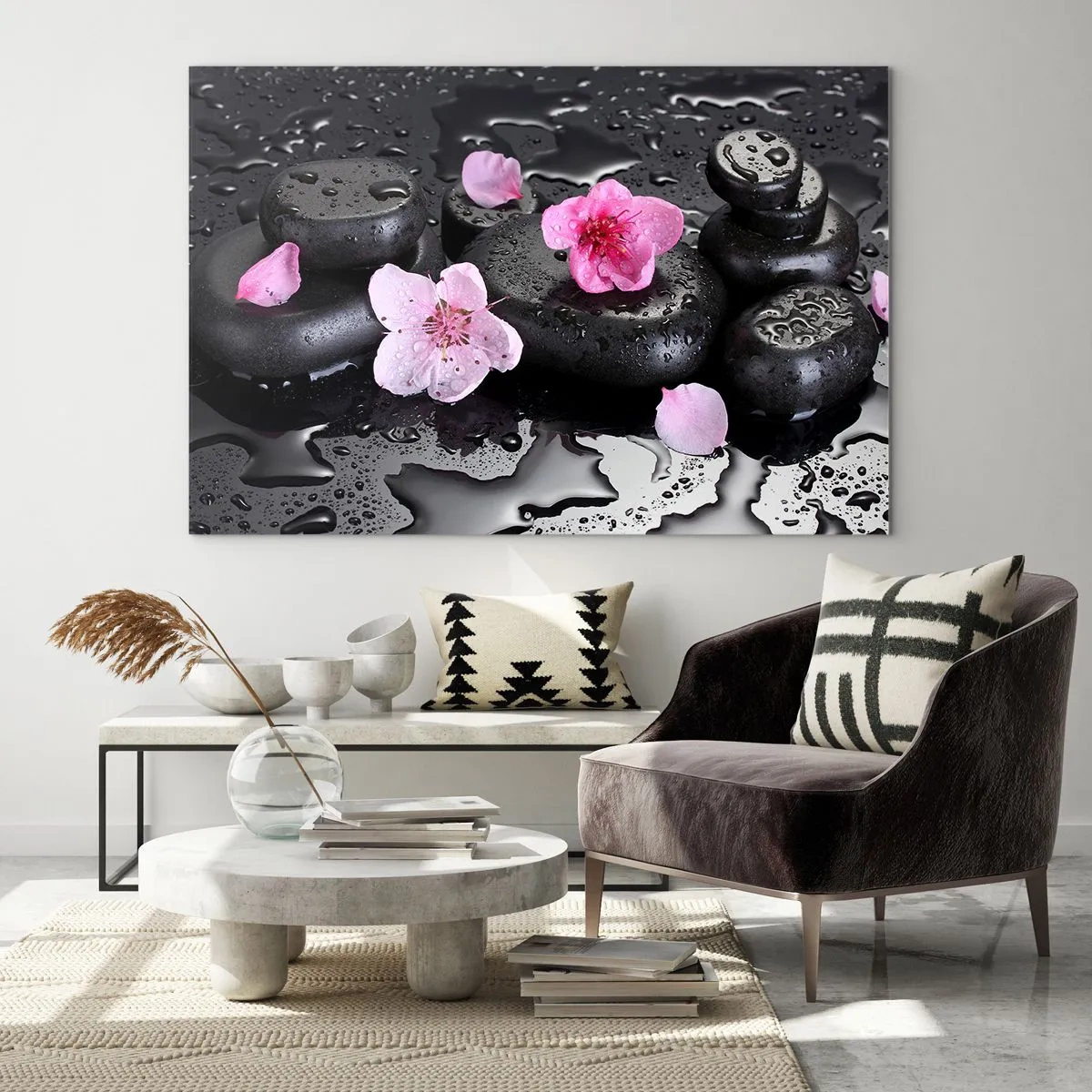 Impression sur verre - Image sur verre - Pierres de spa avec des fleurs sur un fond humide - 70x50cm - Et le cœur s'allège soudainement - Décoration murale moderne pour le salon et la chambre ARTTOR