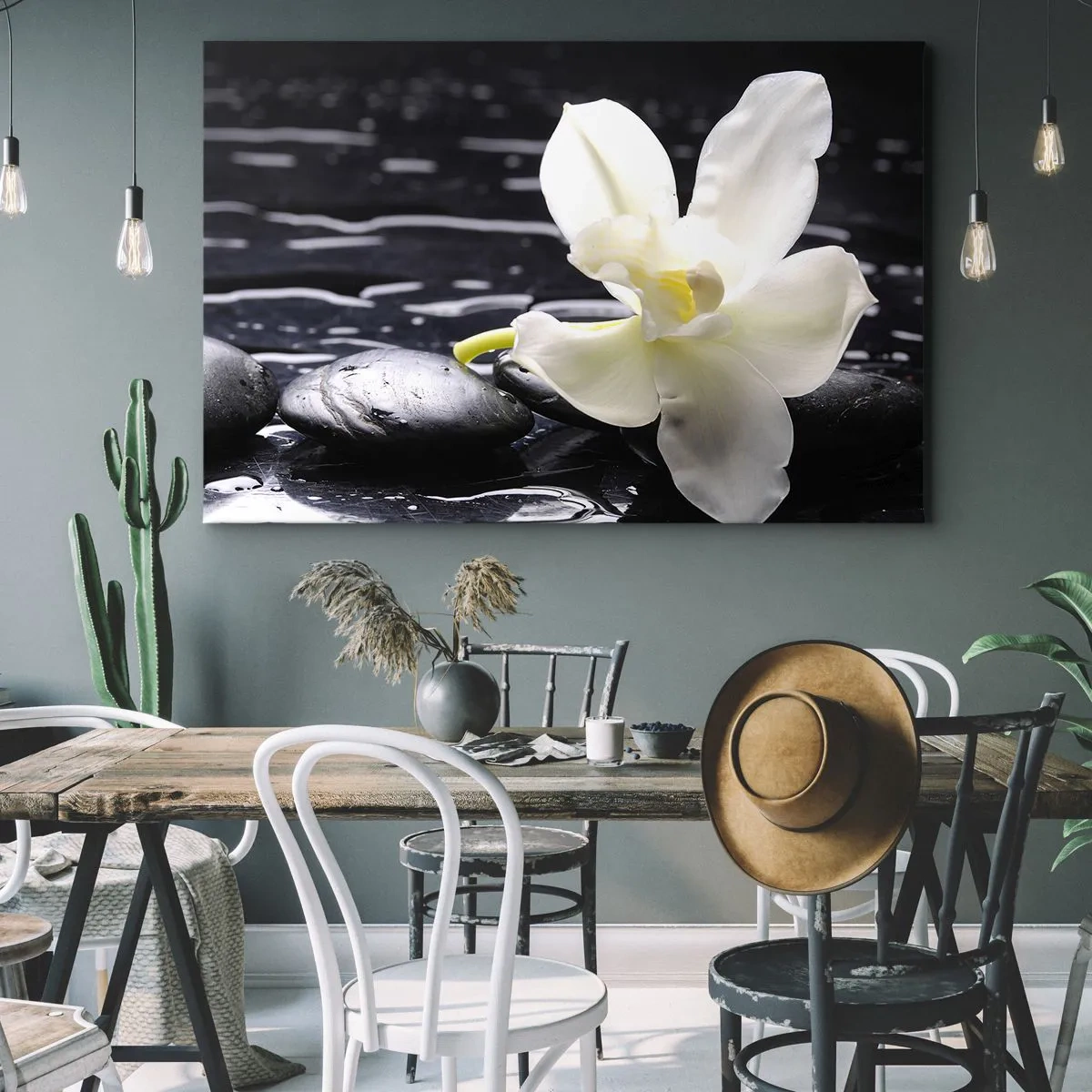 Impression sur toile - Image sur toile - Une orchidée blanche sur un fond de pierres noires et d'eau. - 120x80cm - Étude en noir et blanc - Décoration murale moderne pour le salon et la chambre ARTTOR
