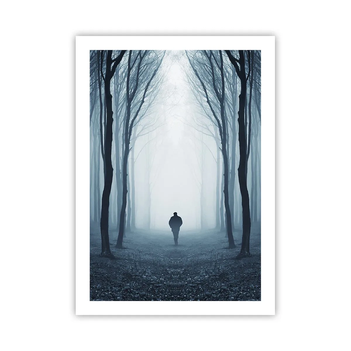 Affiche - Poster - Un homme dans une forêt brumeuse, entouré d'arbres - 50x70cm - Tout est simple et clair - Décoration murale moderne pour le salon et la chambre ARTTOR