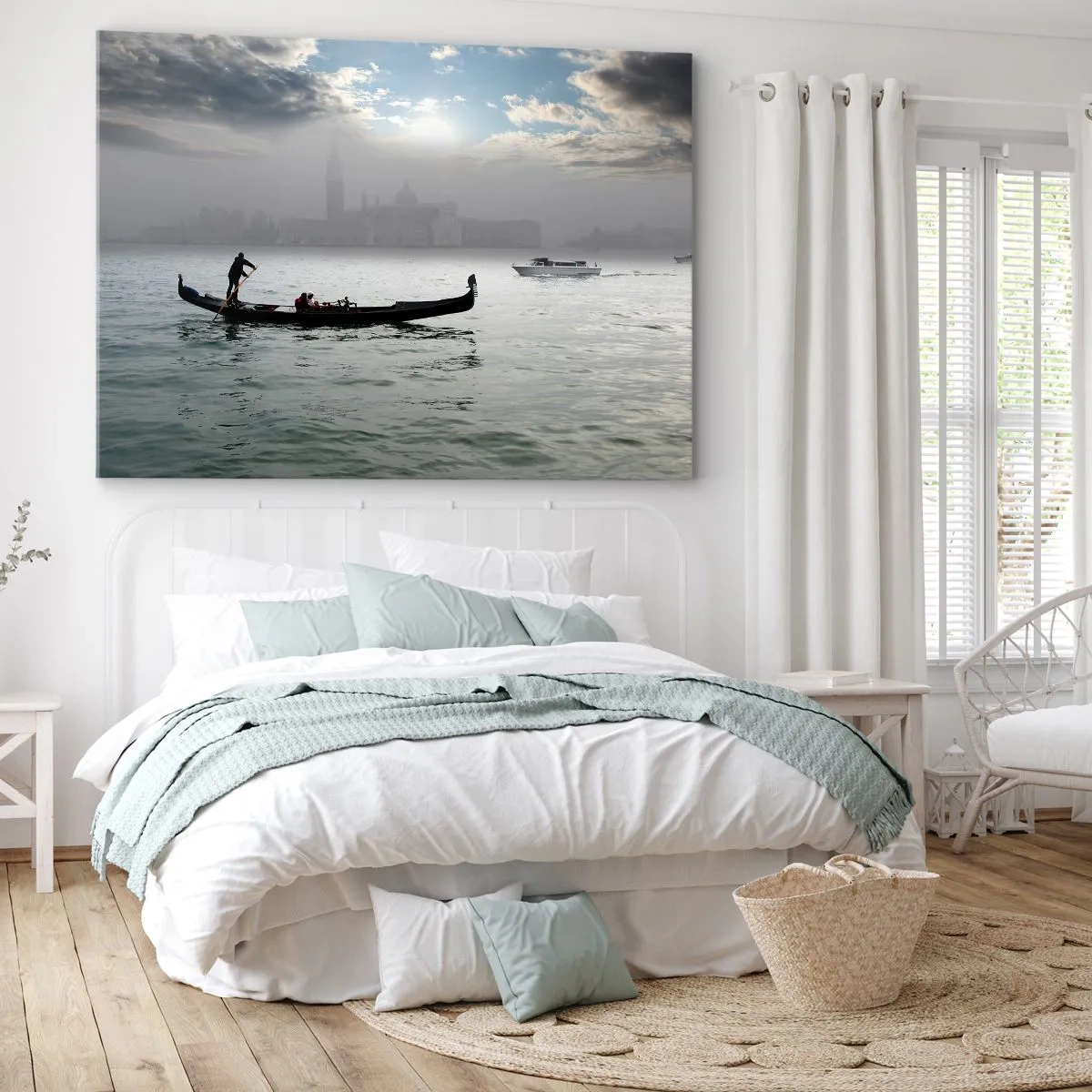 Impression sur toile - Image sur toile - Une gondole glisse sur les eaux de Venise par un matin brumeux, surplombant la ville. - 100x70cm - Une ville fabuleuse faite d'eau et de brouillard - Décoration murale moderne pour le salon et la chambre ARTTOR