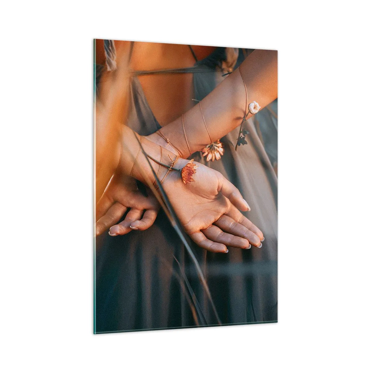 Impression sur verre - Image sur verre - Gros plan des mains jointes d'une femme avec des fleurs sur un fond herbeux - 50x70cm - Liée à la nature - Décoration murale moderne pour le salon et la chambre ARTTOR