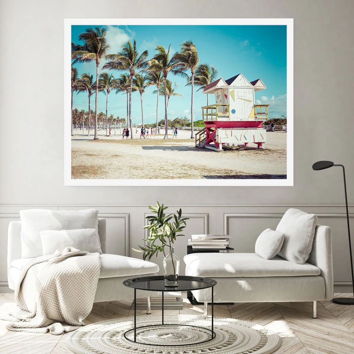 Affiche - Poster - Une plage avec des palmiers et une tour de sauvetage en arrière-plan - 100x70cm - Une belle journée devant toi - Décoration murale moderne pour le salon et la chambre ARTTOR