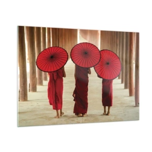Impression sur verre - Image sur verre - Moines avec des parapluies rouges marchant le long d'un couloir en bois - 100x70cm - Sur la route du pays pure - Décoration murale moderne pour le salon et la chambre ARTTOR