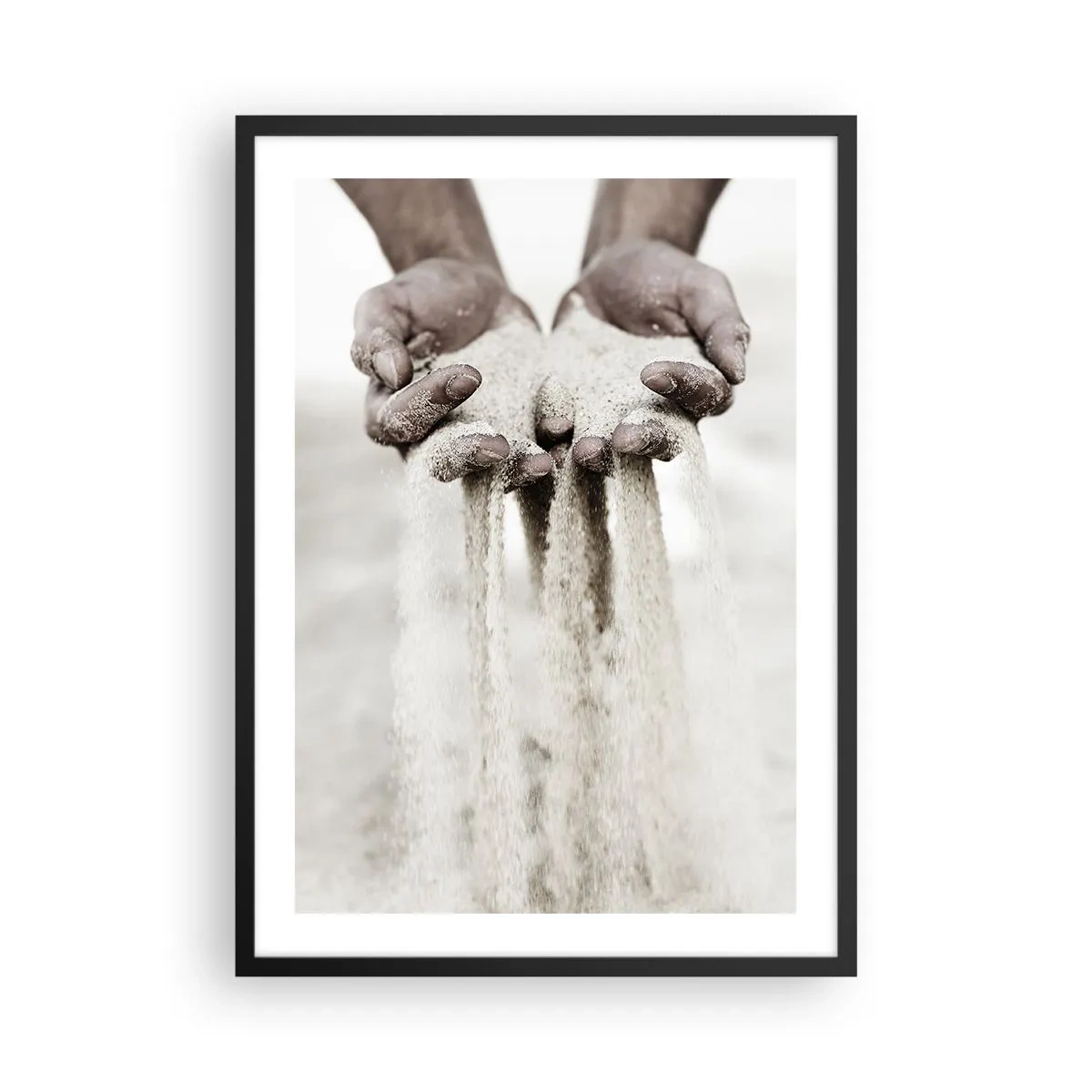 Affiche dans un cadre noir - Poster - Mains tenant du sable, symbolisant la fugacité et la fragilité du moment - 50x70cm - Avec ces mains… - Décoration murale moderne pour le salon et la chambre ARTTOR