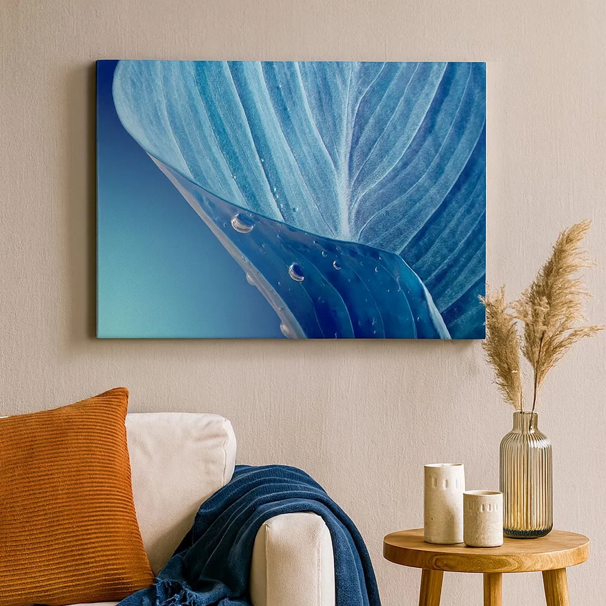 Impression sur toile - Image sur toile - Une feuille bleue avec des gouttes d'eau visibles - 70x50cm - Gouttes cachées du bleu - Décoration murale moderne pour le salon et la chambre ARTTOR