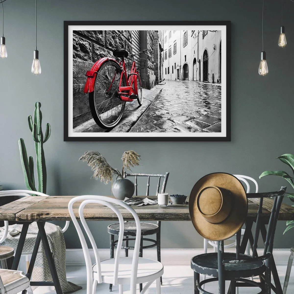 Affiche dans un cadre noir - Poster - Vélo rouge dans une rue en noir et blanc - 100x70cm - La vraie beauté ne vieillit pas - Décoration murale moderne pour le salon et la chambre ARTTOR