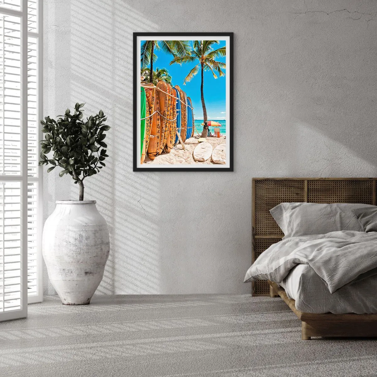Affiche dans un cadre noir - Poster - Planches de surf sur une plage avec des palmiers et un ciel bleu - 50x70cm - Jeux ensoleillés - Décoration murale moderne pour le salon et la chambre ARTTOR