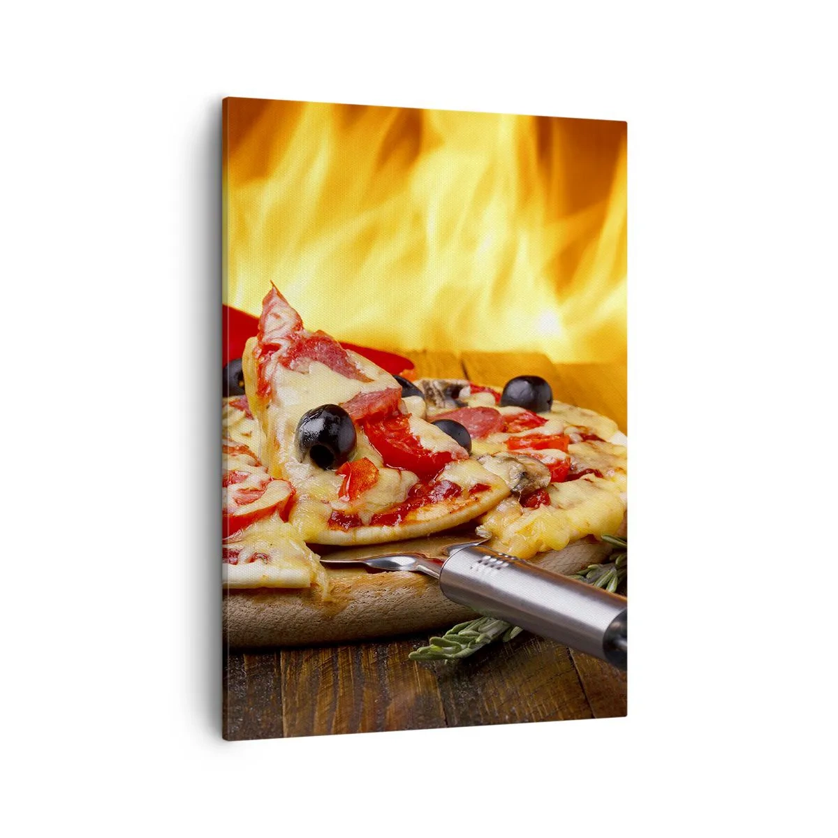 Impression sur toile - Image sur toile - Pizza aux olives, tomates et poivrons sur fond de flammes - 50x70cm - From Italy with love - Décoration murale moderne pour le salon et la chambre ARTTOR