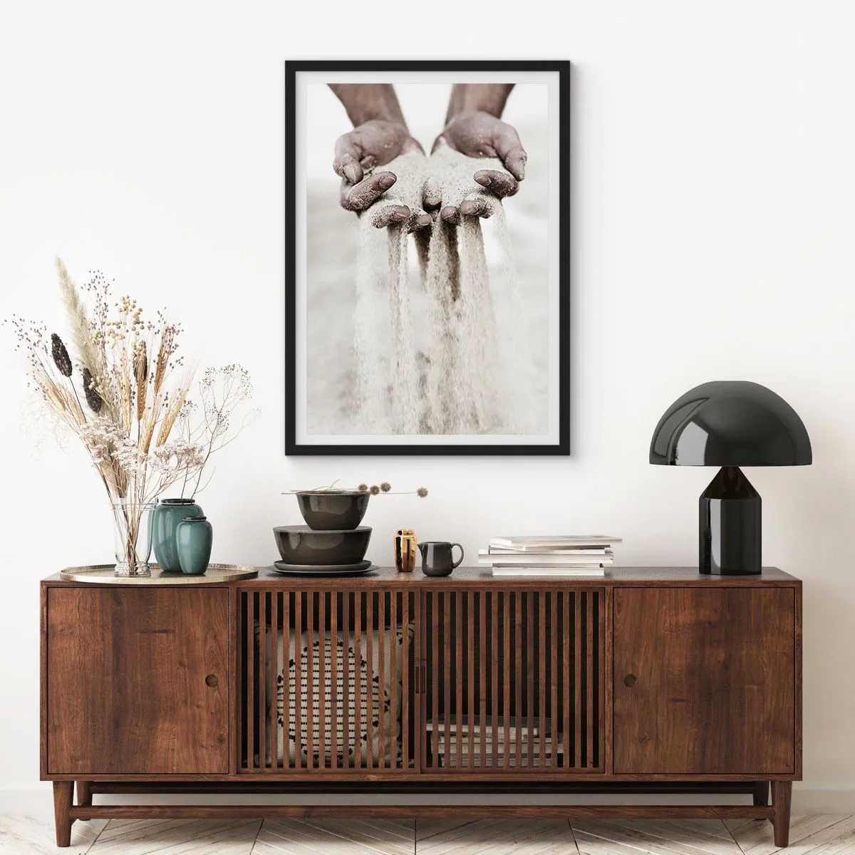 Affiche dans un cadre noir - Poster - Mains tenant du sable, symbolisant la fugacité et la fragilité du moment - 50x70cm - Avec ces mains… - Décoration murale moderne pour le salon et la chambre ARTTOR