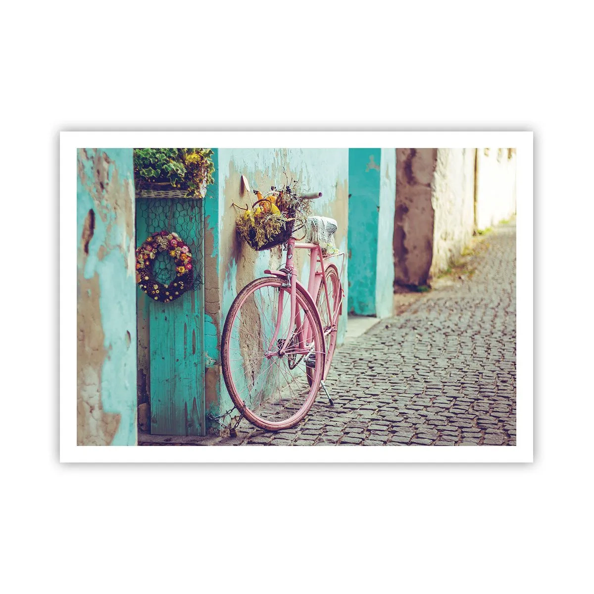 Affiche - Poster - Un vélo rose près d'une porte turquoise - 100x70cm - Je reviens tout de suite - Décoration murale moderne pour le salon et la chambre ARTTOR