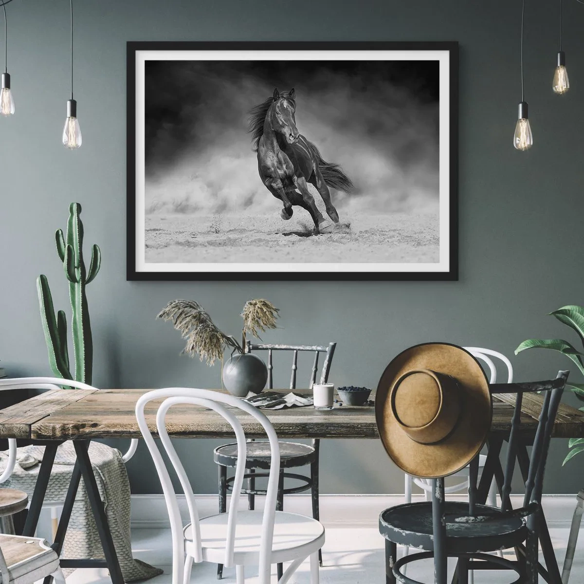 Affiche dans un cadre noir - Poster - Un cheval noir et blanc galopant sur le sable - 70x50cm - Digne de l'émir lui-même - Décoration murale moderne pour le salon et la chambre ARTTOR