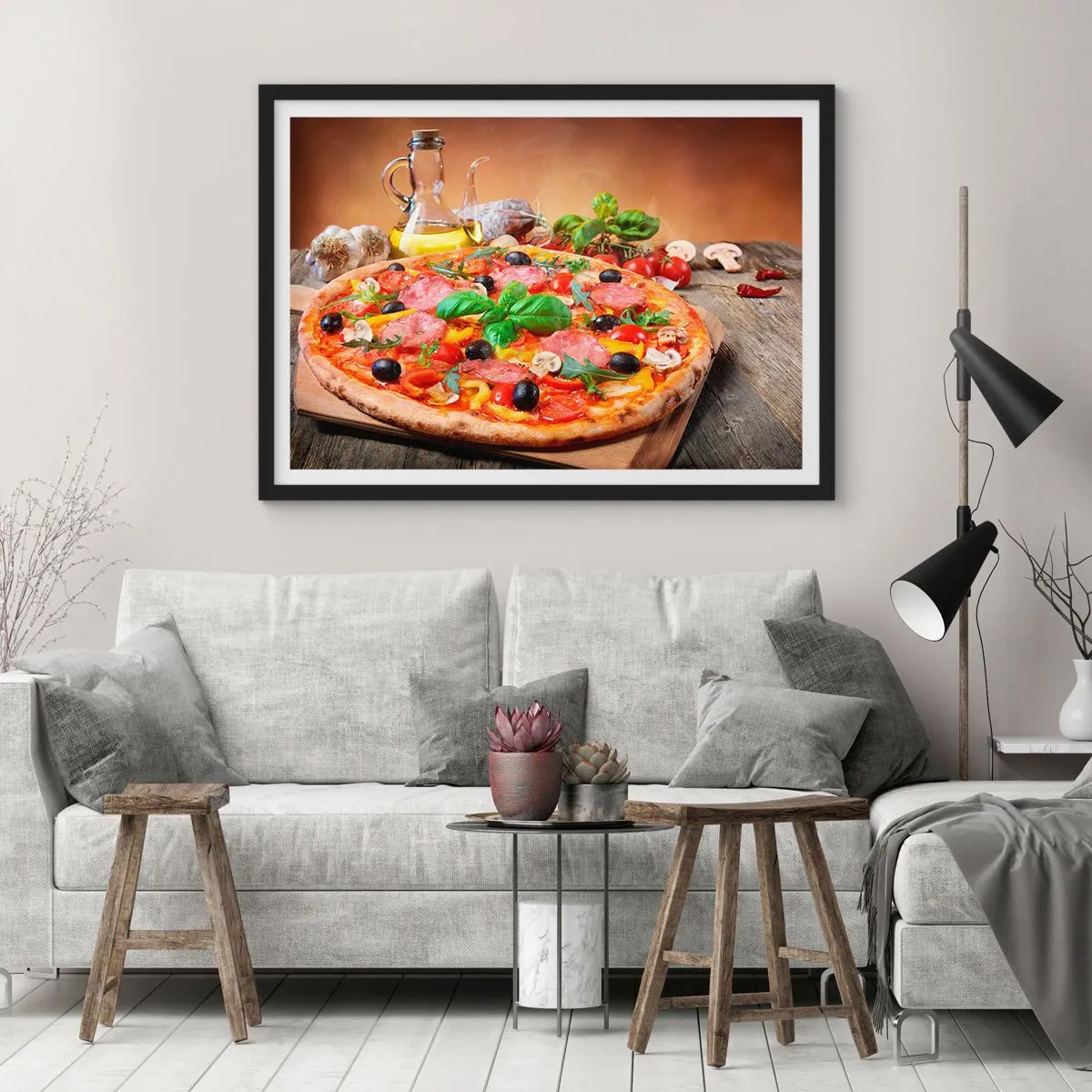 Affiche dans un cadre noir - Poster - Pizza appétissante sur une table en bois avec garnitures - 70x50cm - Avec une vraie saveur italienne - Décoration murale moderne pour le salon et la chambre ARTTOR