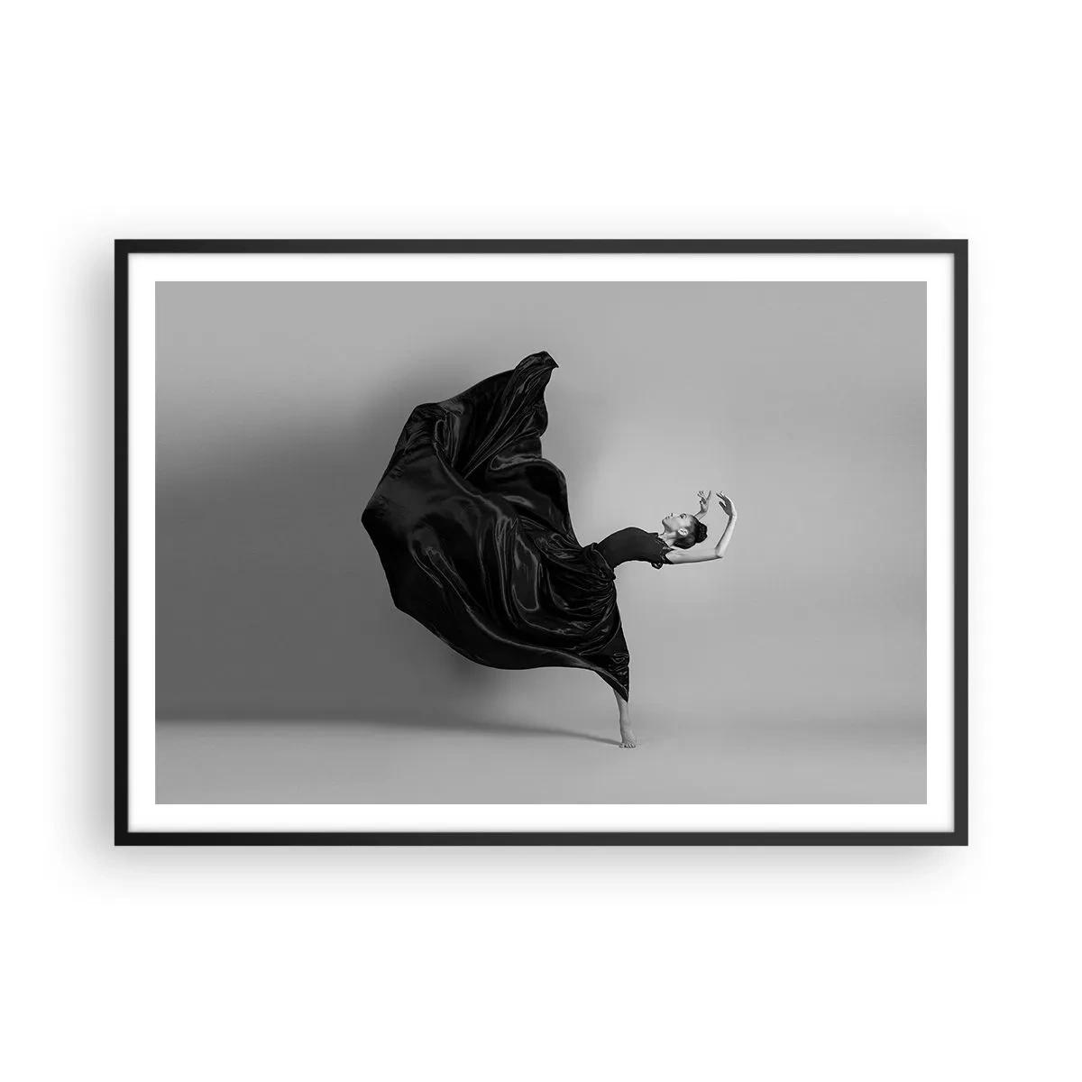 Affiche dans un cadre noir - Poster - Une danseuse élégante en robe noire en mouvement - 100x70cm - Musique ailées - Décoration murale moderne pour le salon et la chambre ARTTOR