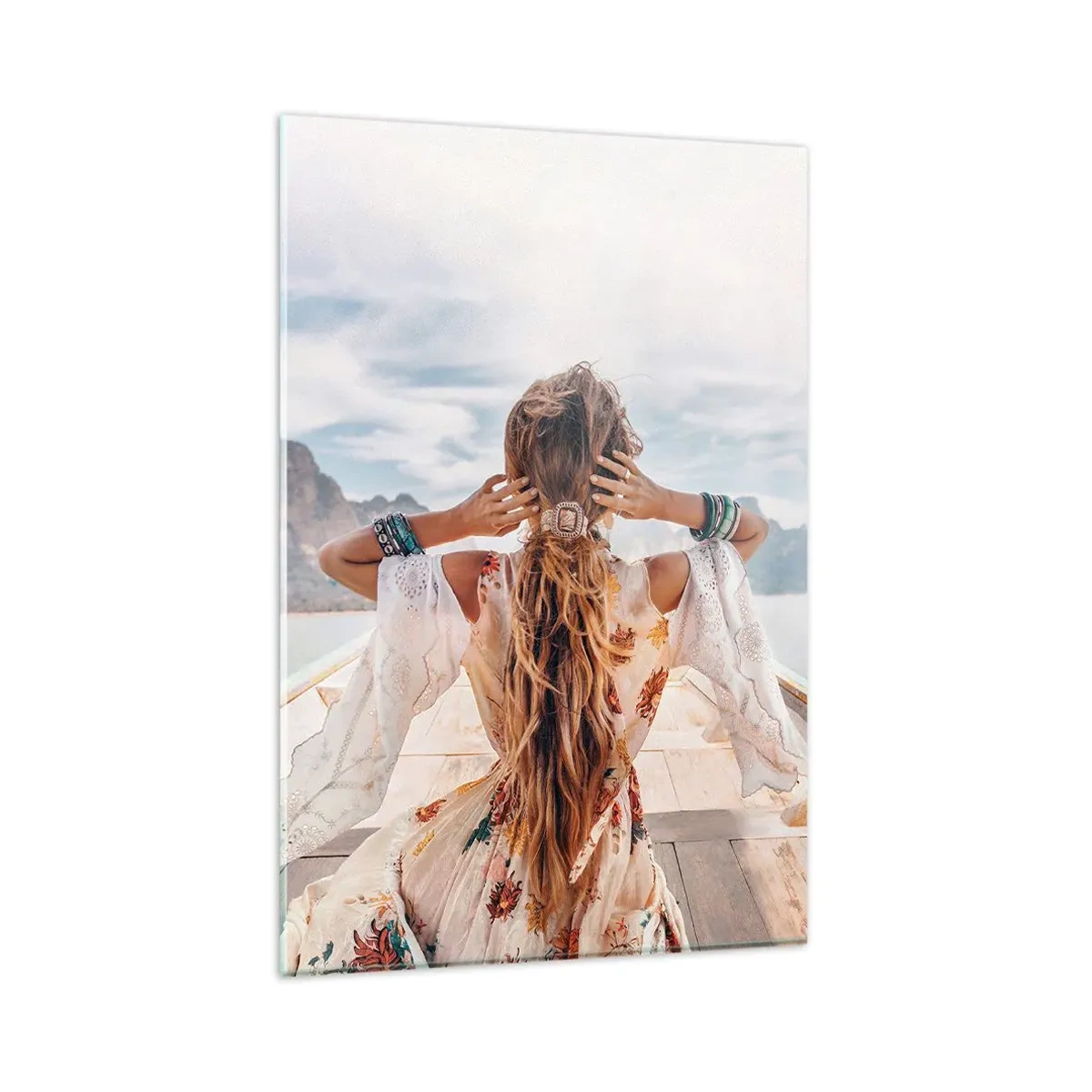 Impression sur verre - Image sur verre - Femme sur un bateau surplombant les montagnes et l'eau, style bohème - 80x120cm - En route vers le bonheur - Décoration murale moderne pour le salon et la chambre ARTTOR