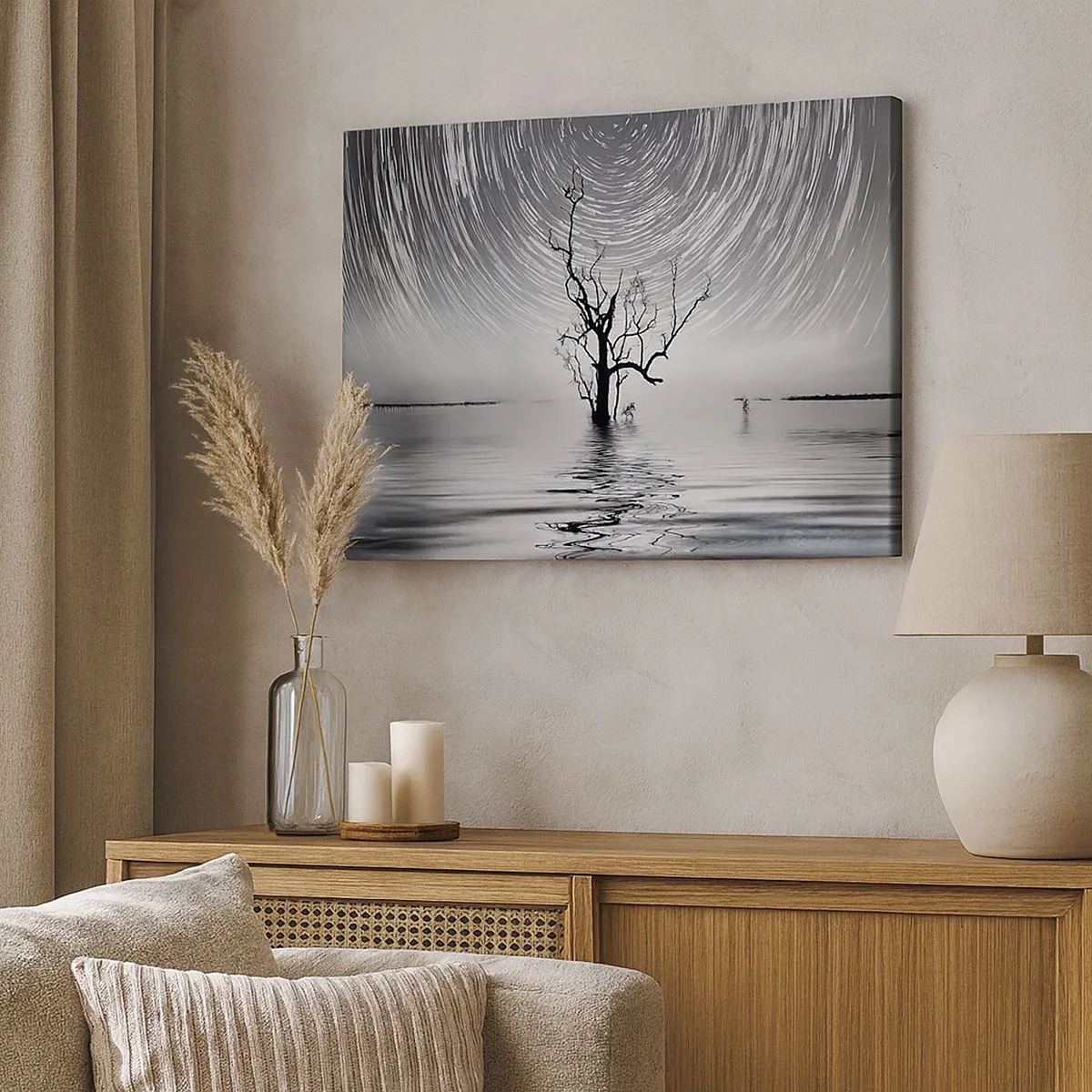 Impression sur toile - Image sur toile - Un arbre dans l'eau sous un ciel nocturne avec des étoiles en mouvement - 70x50cm - La symphonie de la nature - Décoration murale moderne pour le salon et la chambre ARTTOR